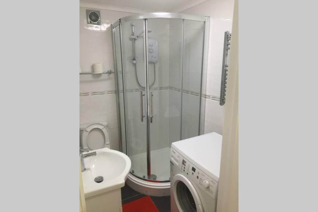 Private Studio Home Away From Home ... Sutton  Bagian luar foto