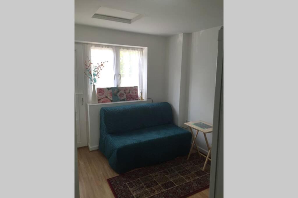 Private Studio Home Away From Home ... Sutton  Bagian luar foto