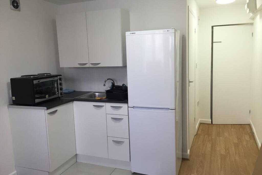 Private Studio Home Away From Home ... Sutton  Bagian luar foto