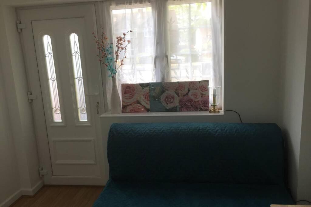 Private Studio Home Away From Home ... Sutton  Bagian luar foto